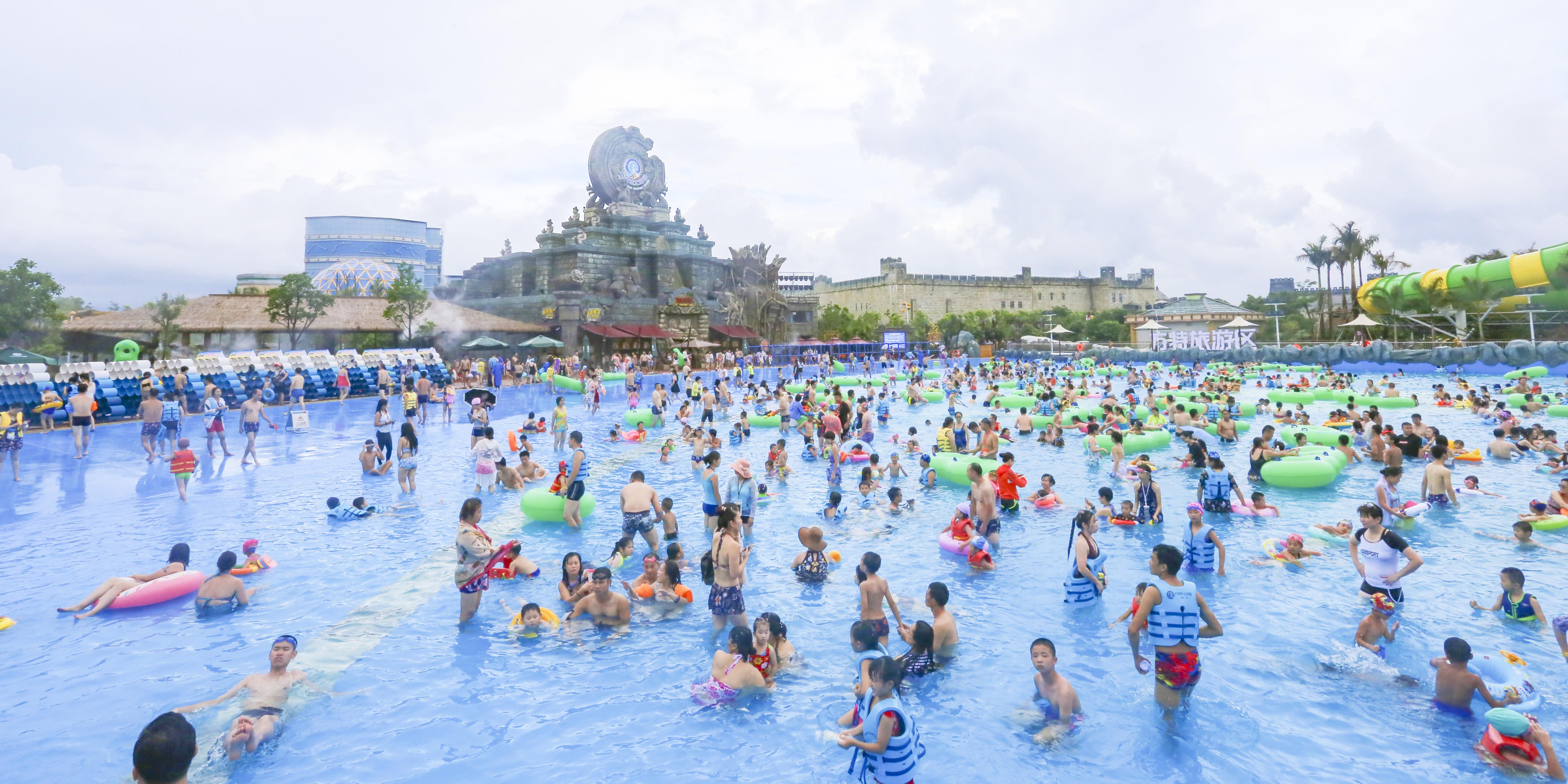 三点钟来到水上乐园,可以先去飓风湾体验一番,15:30的造浪和16:00的