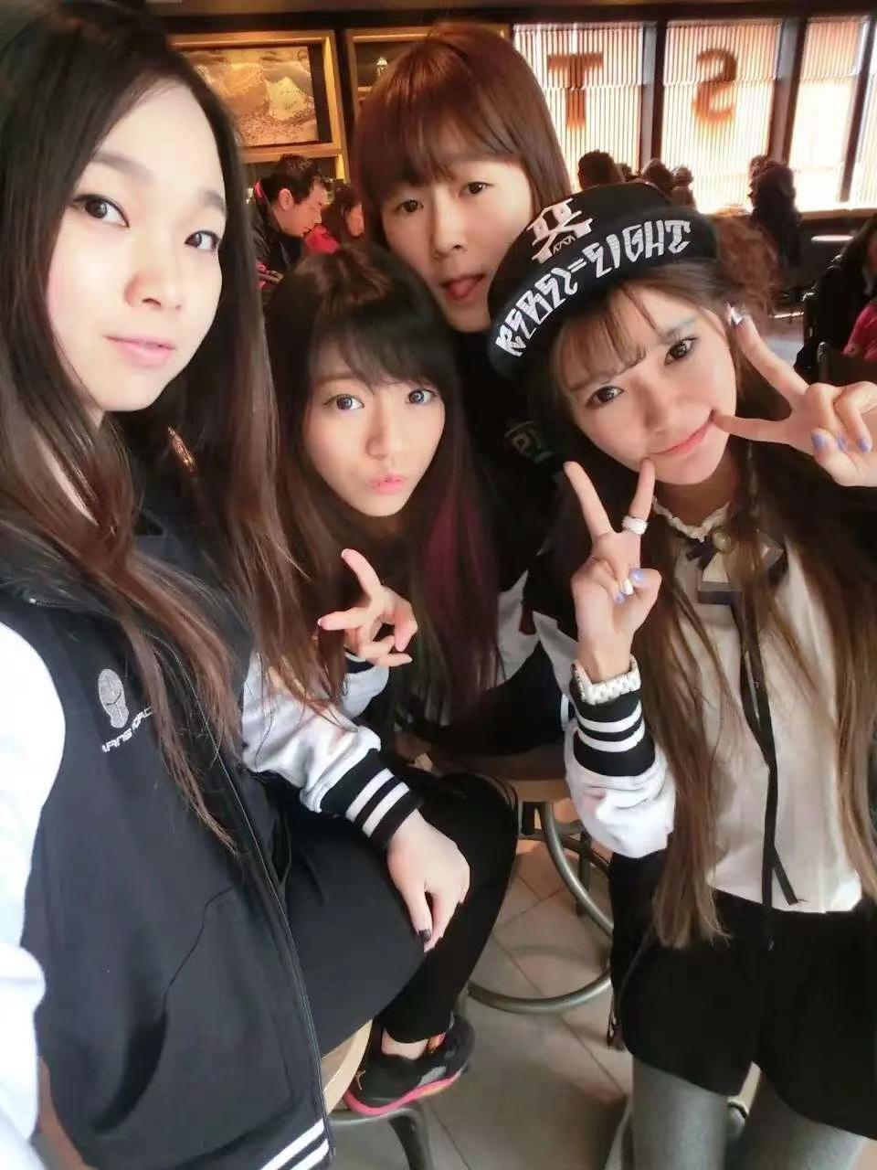 吸引了一大批游客与游戏爱好者驻足围观,尽管是在室外,但是女子战队的