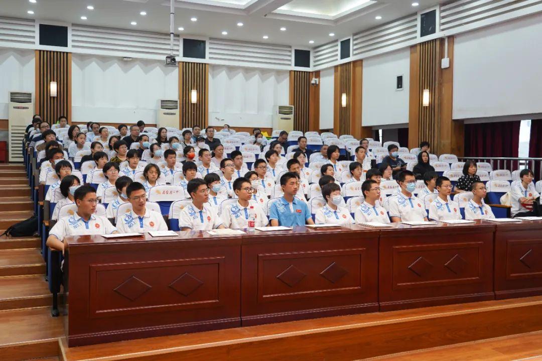 45名通过石家庄一中自主招生提前被我校录取的优秀学子和家长们脸上