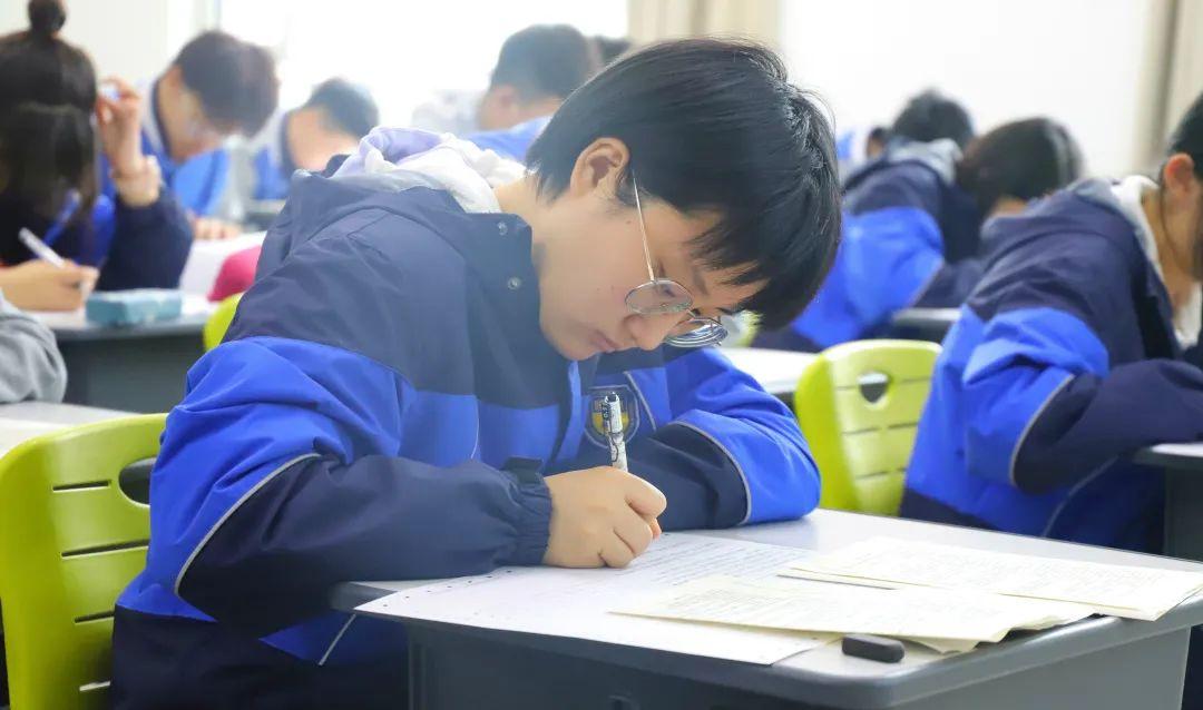 期中考试同学你认真答题的样子闪闪发光