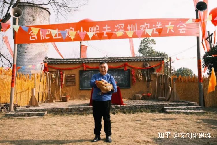 以"段子手"著称的老乡鸡董事长束从轩就开了个发布会,恰逢老乡鸡深圳