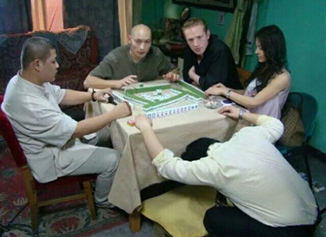 请教一部电影名字,五个人在一间屋子打麻将?