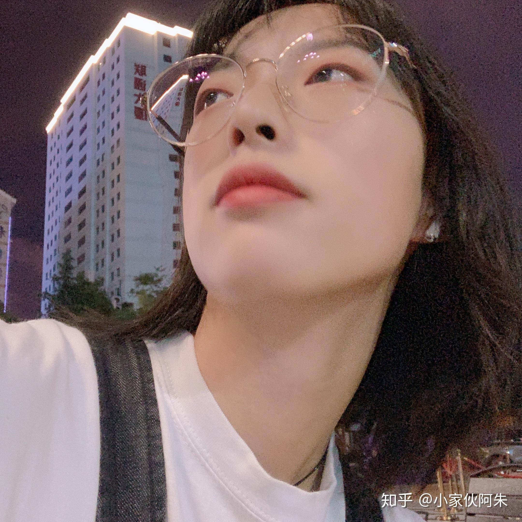 单眼皮小眼睛戴眼镜的女生剪短发是种什么体验