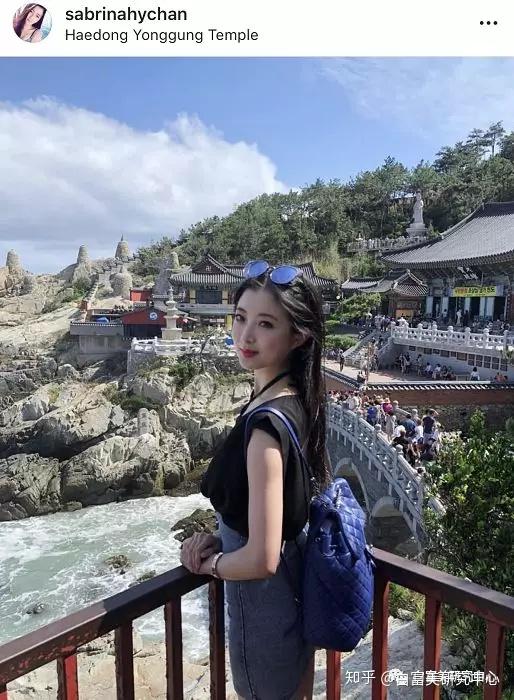 人美条顺的她对成熟稳重风,知性温婉风,休闲可爱风都能轻松hold住