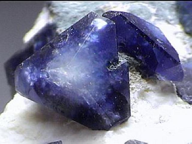 蓝锥矿(benitoite)