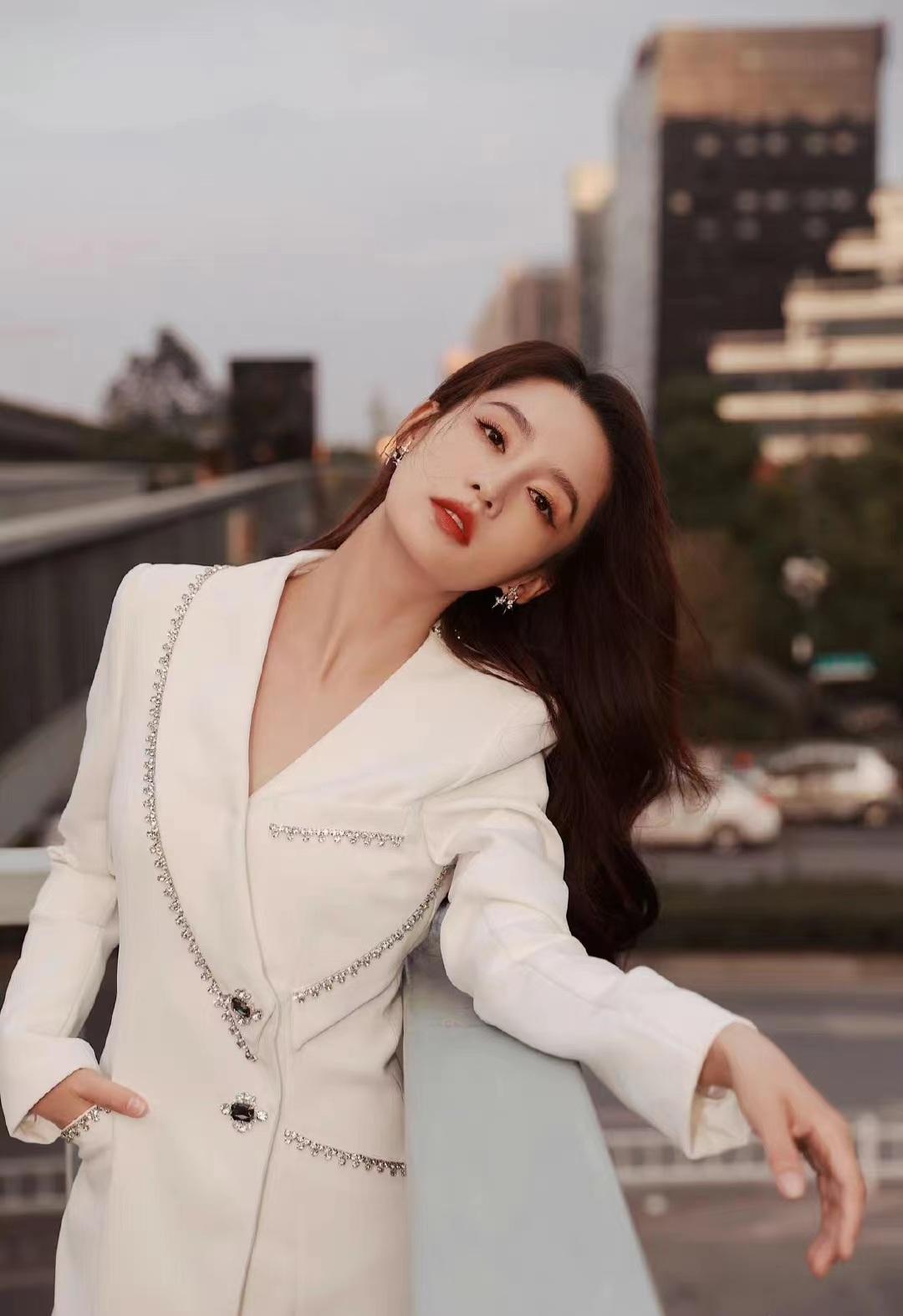 李沁穿白色西装裙玩下衣失踪性感时尚又高级