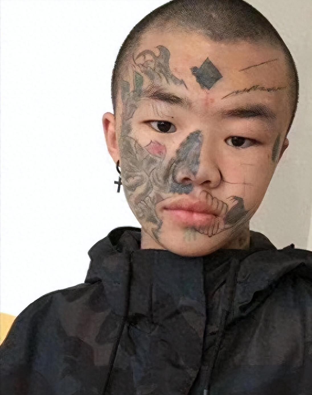 2020年,四川14岁少年满脸纹身,被父亲赶出家门,找不到工作,如今怎样了