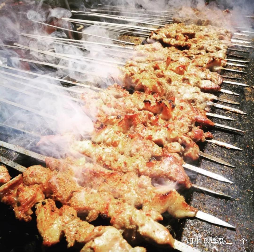 乌鲁木齐市中心的夜市来啦！露天碳烤，一串油爆爆的烤肠子，绝啦！|新疆|烤肉|碳烤_新浪新闻
