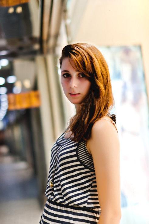 在华美国女孩在中国的胡同一位陌生的中国大爷拉我去他家吃饭