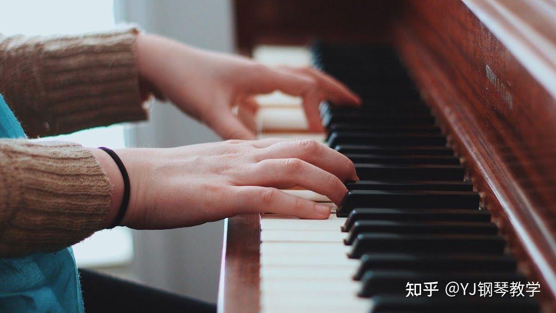 【弹奏技巧】初学钢琴,你一定要学会的手腕基础训练3种方法