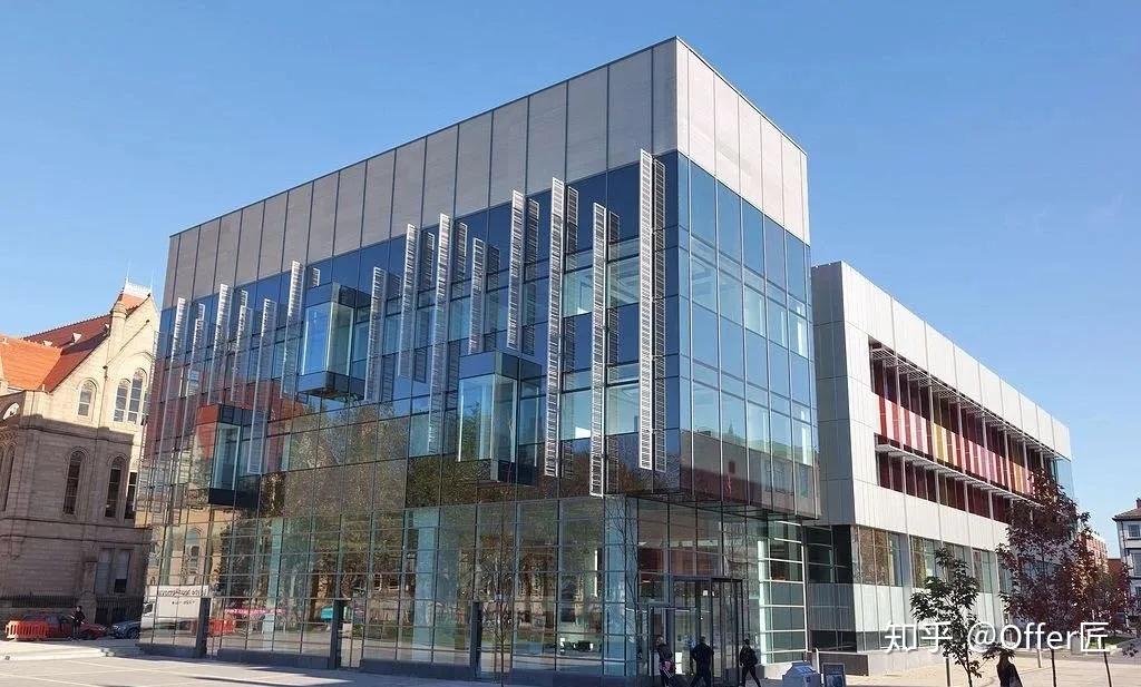 你首先能看到曼彻斯特商学院上巨大的"university of manchester"标志