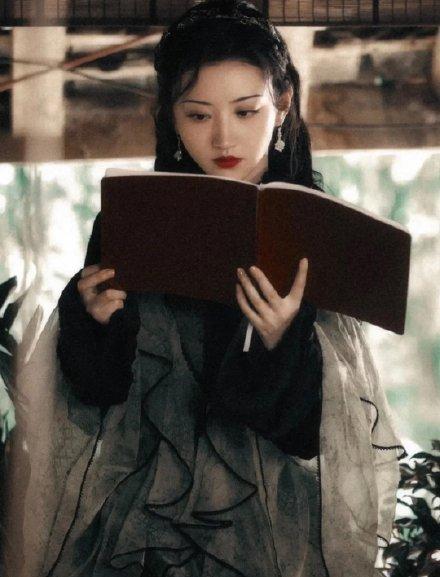 把桌面锁屏背景头像全部换一遍,今天就给大家带来了《司藤》的超高清