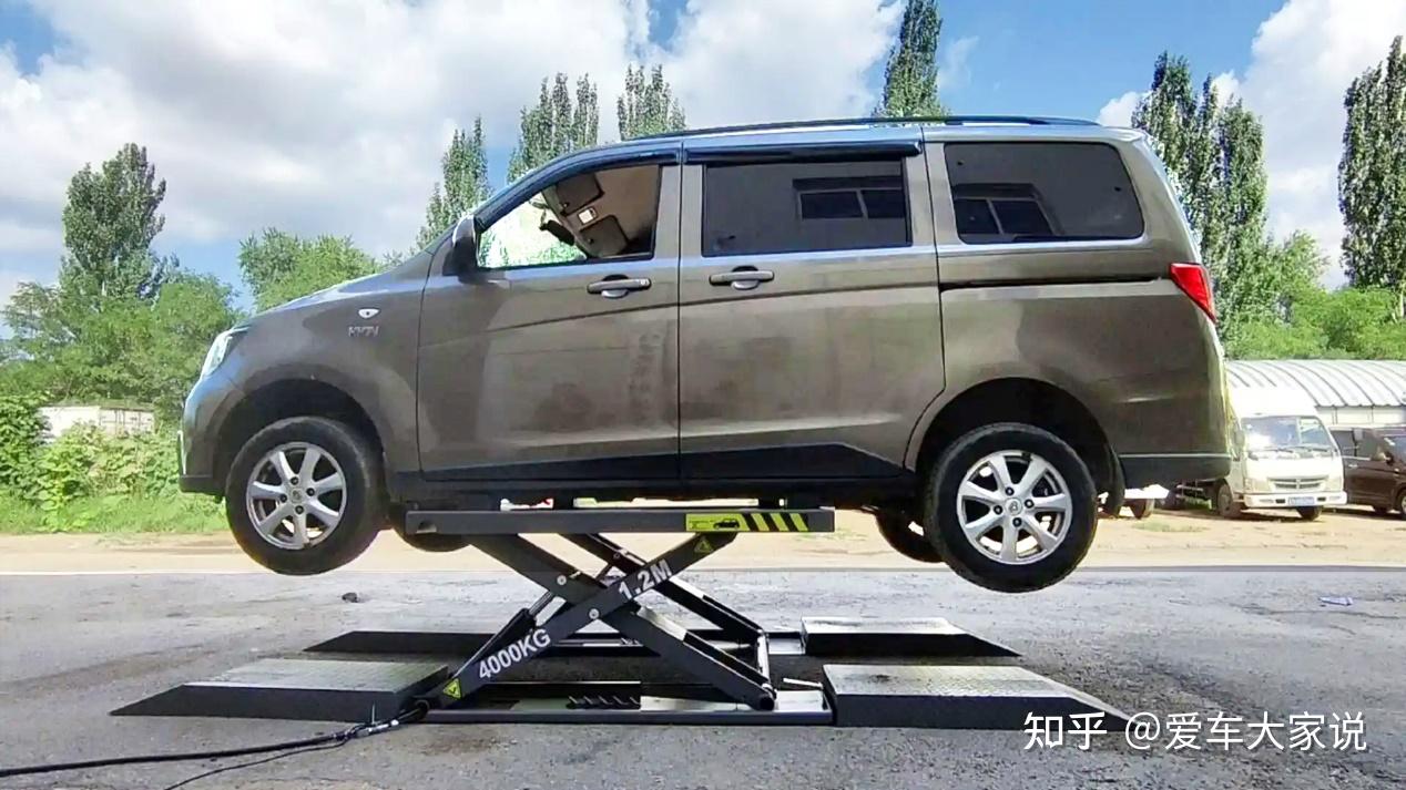 都是空挡、踩(捏)离合,为何摩托车轮子会转,汽车却不会?