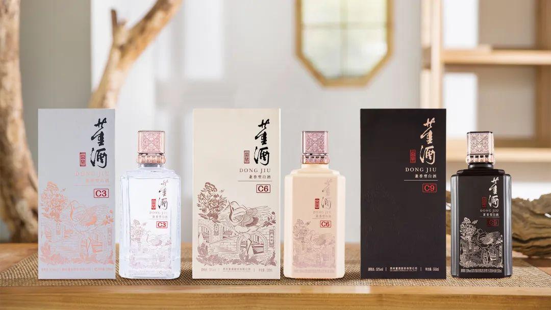 在瓷瓶娄山春酒的瓶颈处,"贵州特产,兼香老窖"几个字显得尤为亮眼