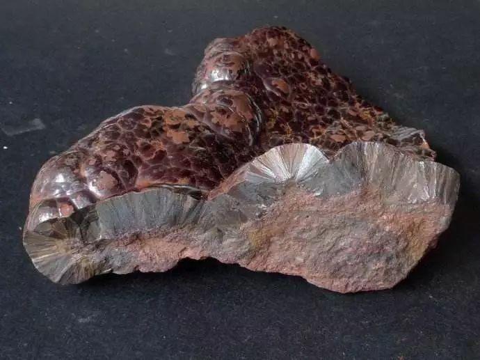 含有较多多元素共生的复合矿石;贫矿多,占总储量的80%;我国的赤铁矿