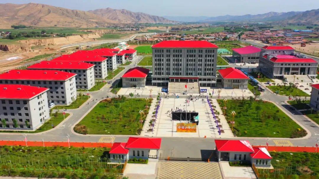 目前已建成红军长征胜利景园,红军村会宁干部学院,会宁红色驿站大墩梁