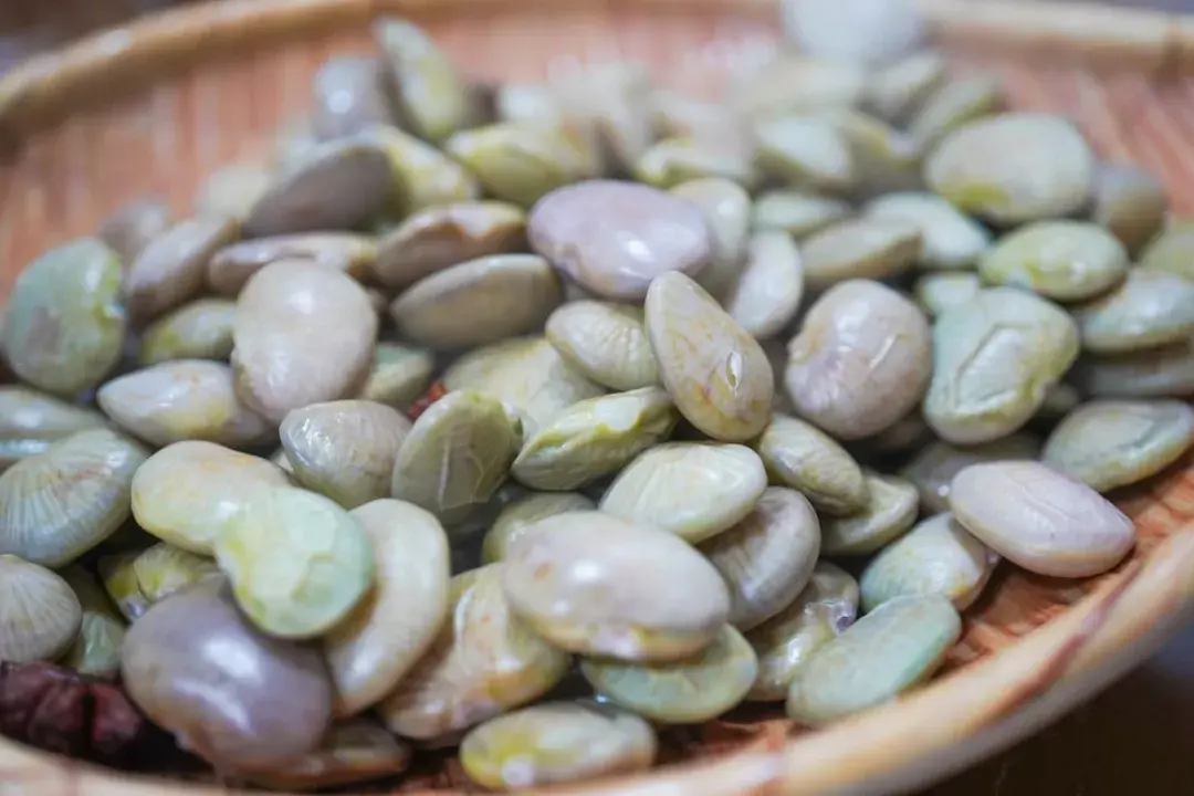 香菇豆,加八角和盐水煮熟.肉很弹,用牙签剥出后,蘸酱油醋吃.