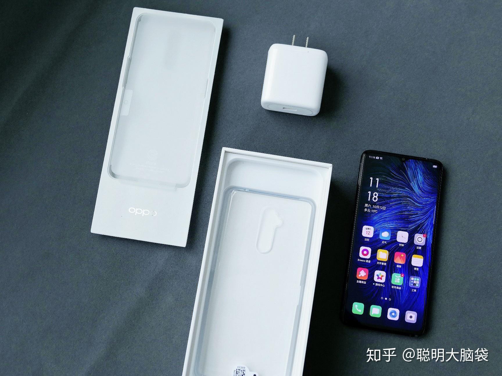 oppo reno ace的外观,它的确是不怎么吸睛,屏幕采用的是水滴屏设计