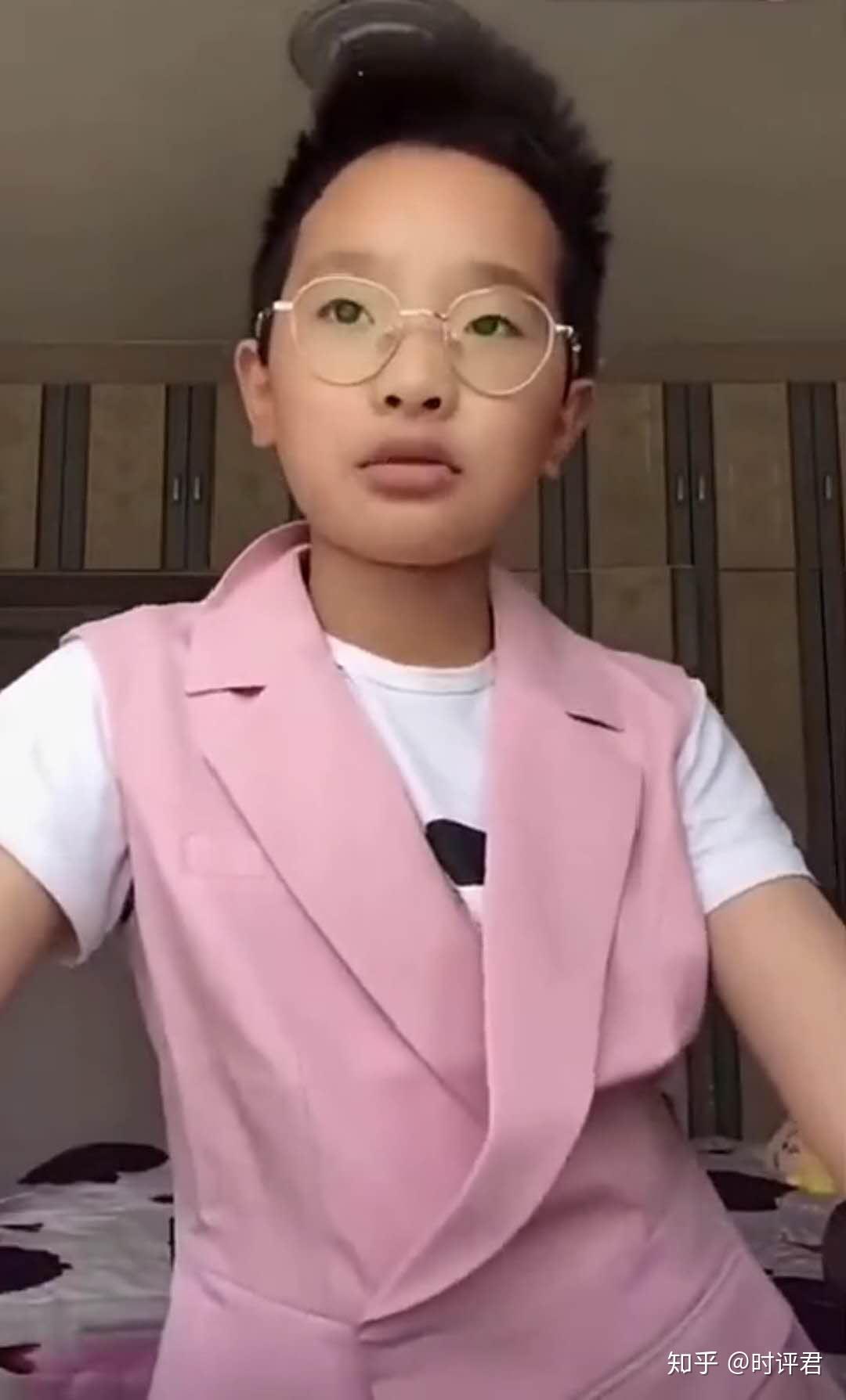 比起钟美美的表演才艺,我更关注的是,为什么小小年纪