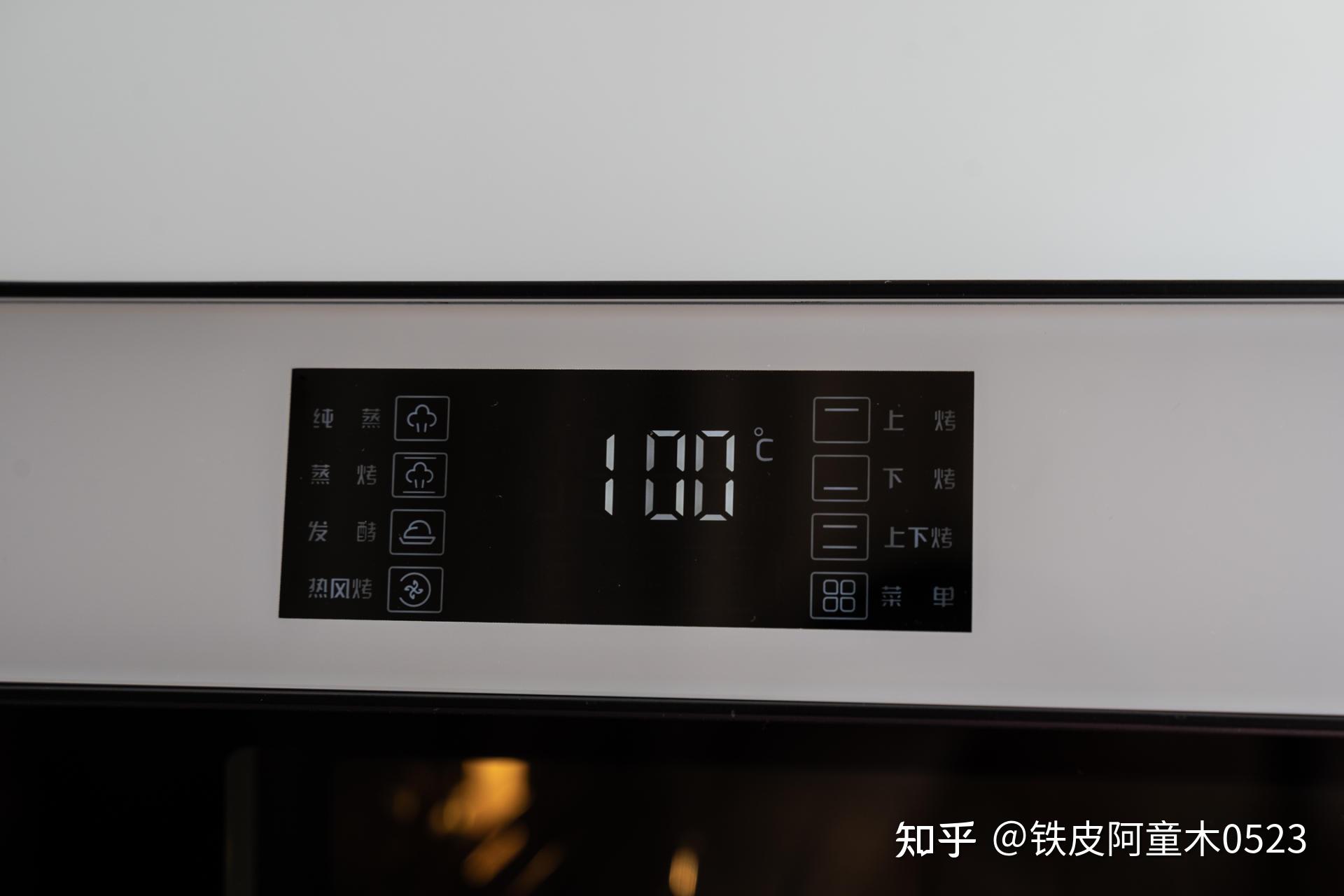 这款蒸烤箱的操作系统与门把上合为一体,最上面白色区域为操作面板.