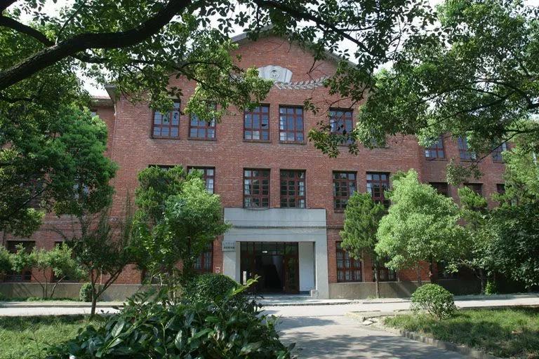 1,同济大学说起土木工程专业,不能不提"建筑老八校",指的是新中国成立