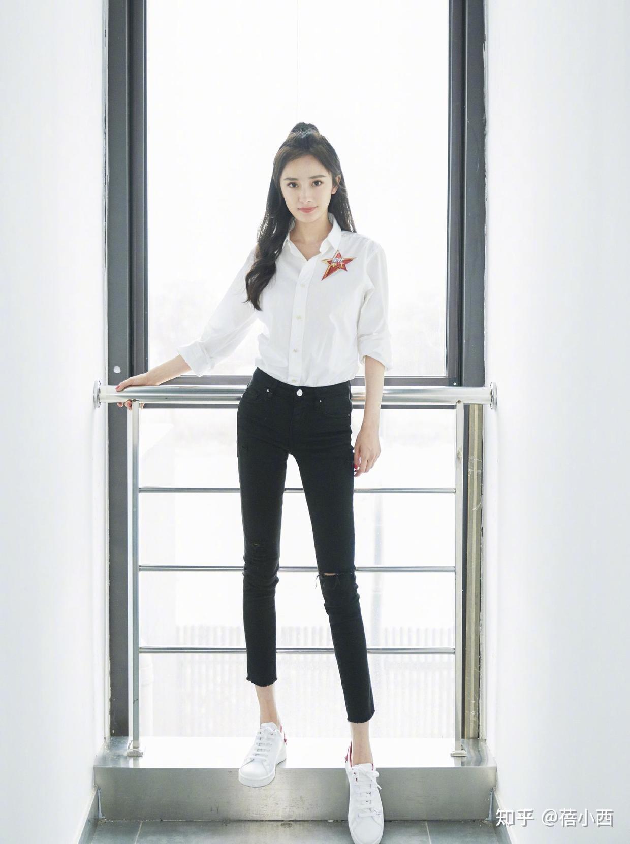 左小青带女儿走机场穿得真简约白衬衫牛仔裤就美出了国际范