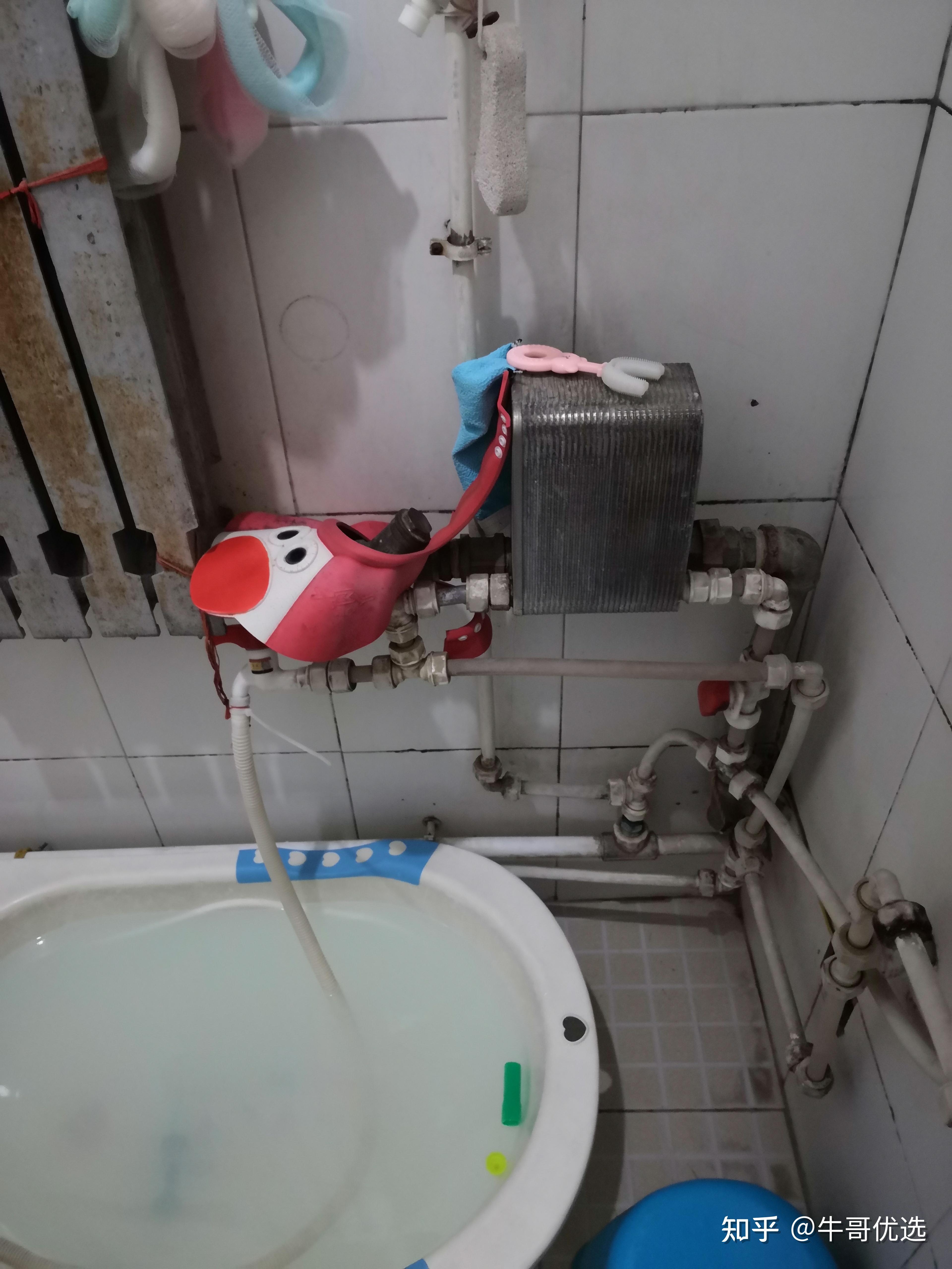 其实尺寸挺小的,看看我自用的安装效果咱们家用的就是这样的过水热又