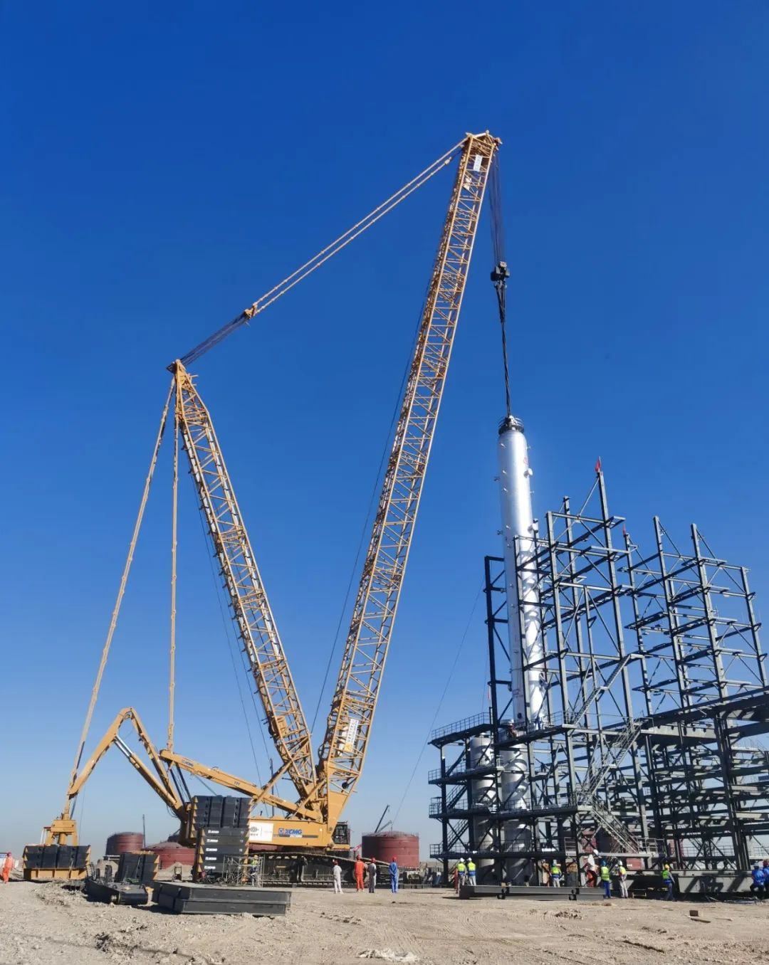 1000t履带吊主吊新疆宣东能源加氢项目大型设备首吊成功