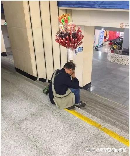 男子地铁独自啃着面包哭泣他一个人就暖哭了中日网友朋友圈