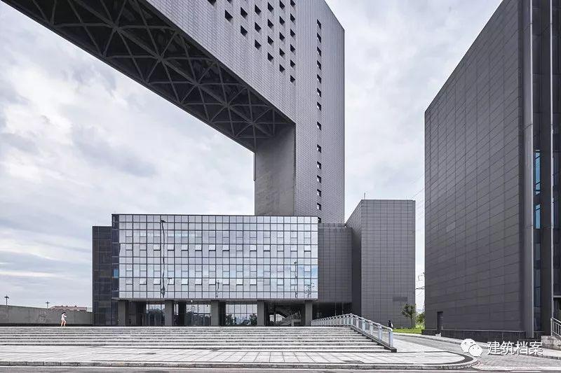 重庆空港新城总部楼(f107-1地块)基地被整理为4个象限,每个象限设置不