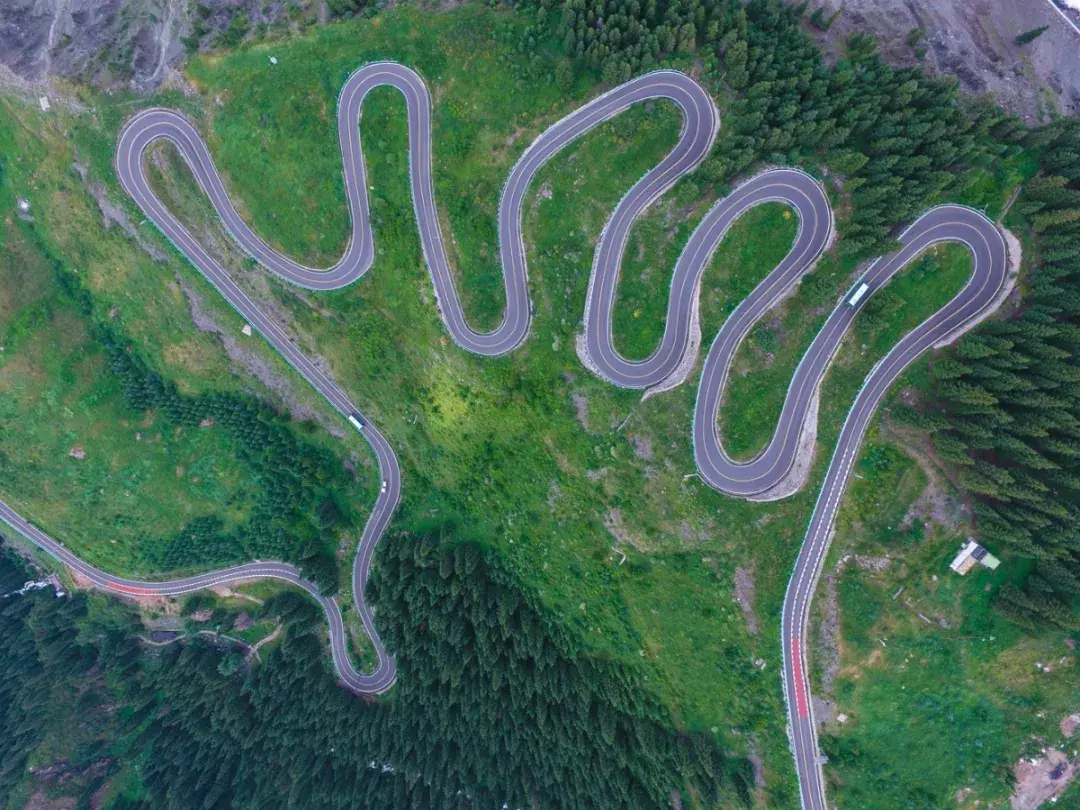 曲折逶迤了百道波折的盘山公路,前一秒心跳加速后一秒直接美哭;伊犁河