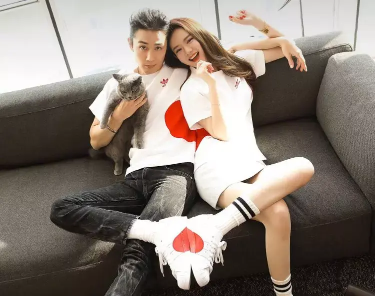 情侣鞋有了,怎么少得了用心的摆拍呢!