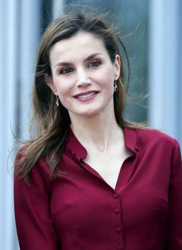 32岁女主播二婚嫁入王室,从平民逆袭成为西班牙第一夫人,这个女人可真