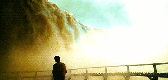 《春光乍泄》里有句台词,大结局时梁朝伟饰演的黎耀辉来到瀑布,说道