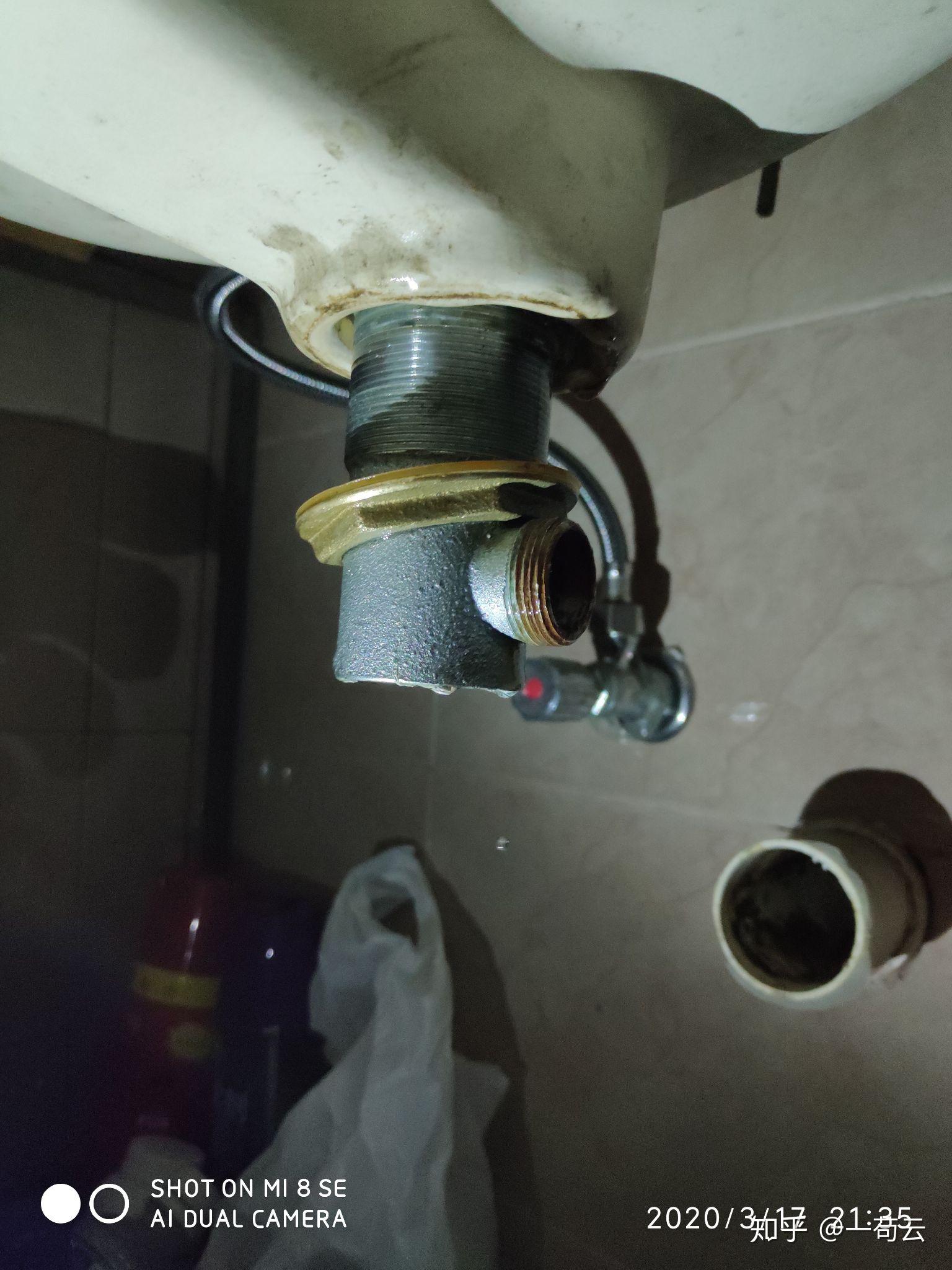 洗手盆下水器怎么拆卸