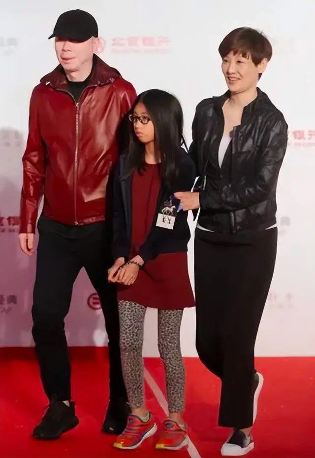 丑小鸭变天鹅冯小刚女儿蜕变式成长被网友嘲讽父母回应很刚