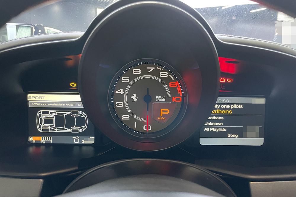 来看看仪表盘,根据仪表盘的显示,这台车一共行驶了3万多公里,6年跑了