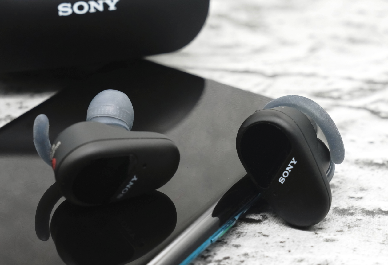 索尼真无线降噪耳机wf-sp800n具有高性能的降噪功能,可以隔绝多余的