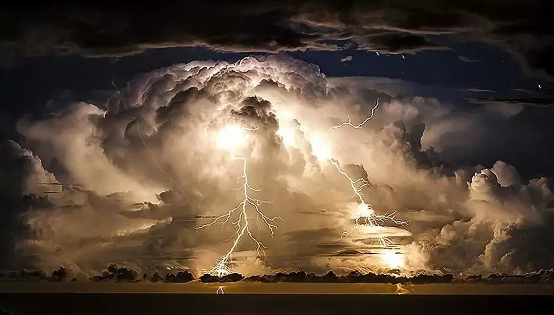 澳洲上演"冰火两重天"!新州,昆州直逼40℃,塔州部分地区降雪