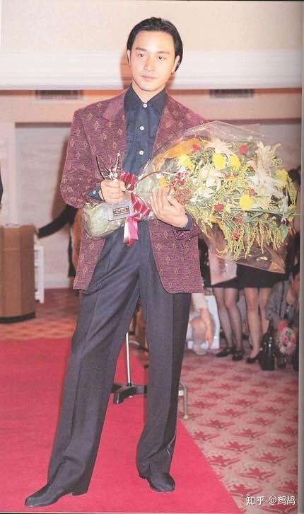 请问各位知友有没有哥哥张国荣全身照高清图想做人形立牌可以吗