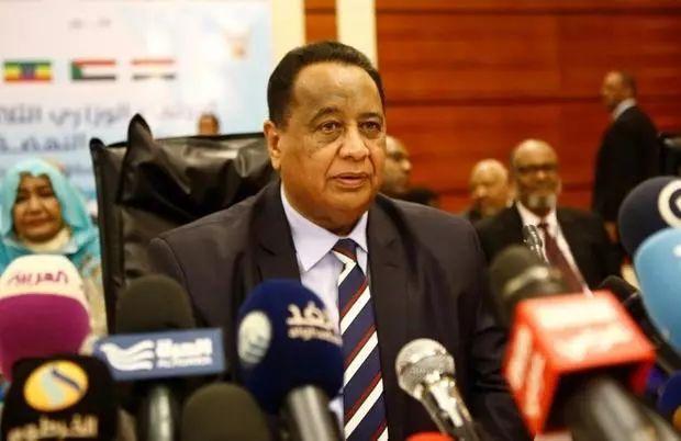巴希尔(omar al-bashir)解雇了外交部长易卜拉欣·甘杜尔(ibrahim