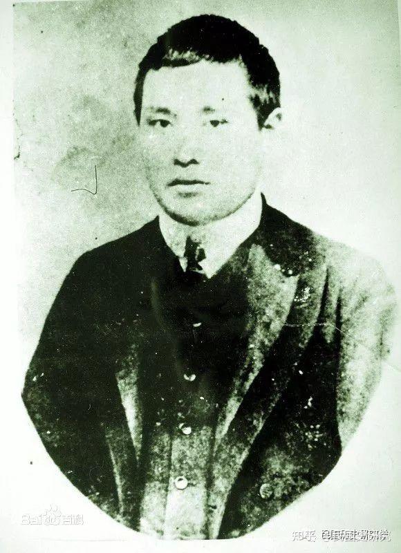 当时排长陶启胜查棚,发现士兵正目金兆龙臂缠白巾,手持步枪,陶扑上去