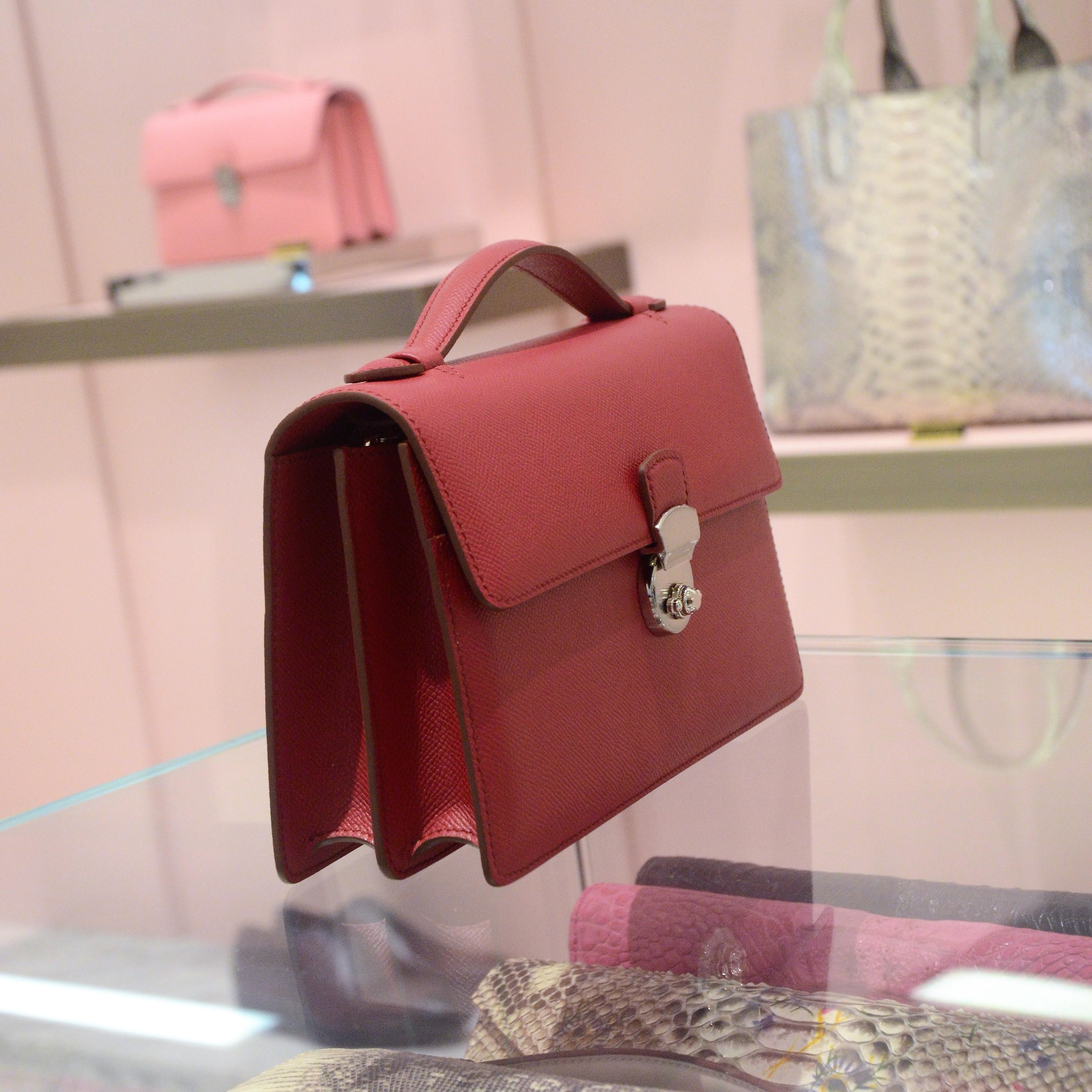 20003000左右的女士包包25岁送女朋友有可以推荐的吗