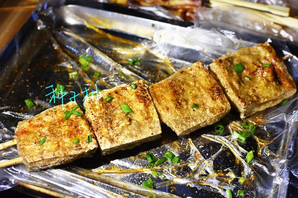 脑海里想起的全是牛的味道: 臭豆腐 臭豆腐的调味和这家烧烤摊其他的
