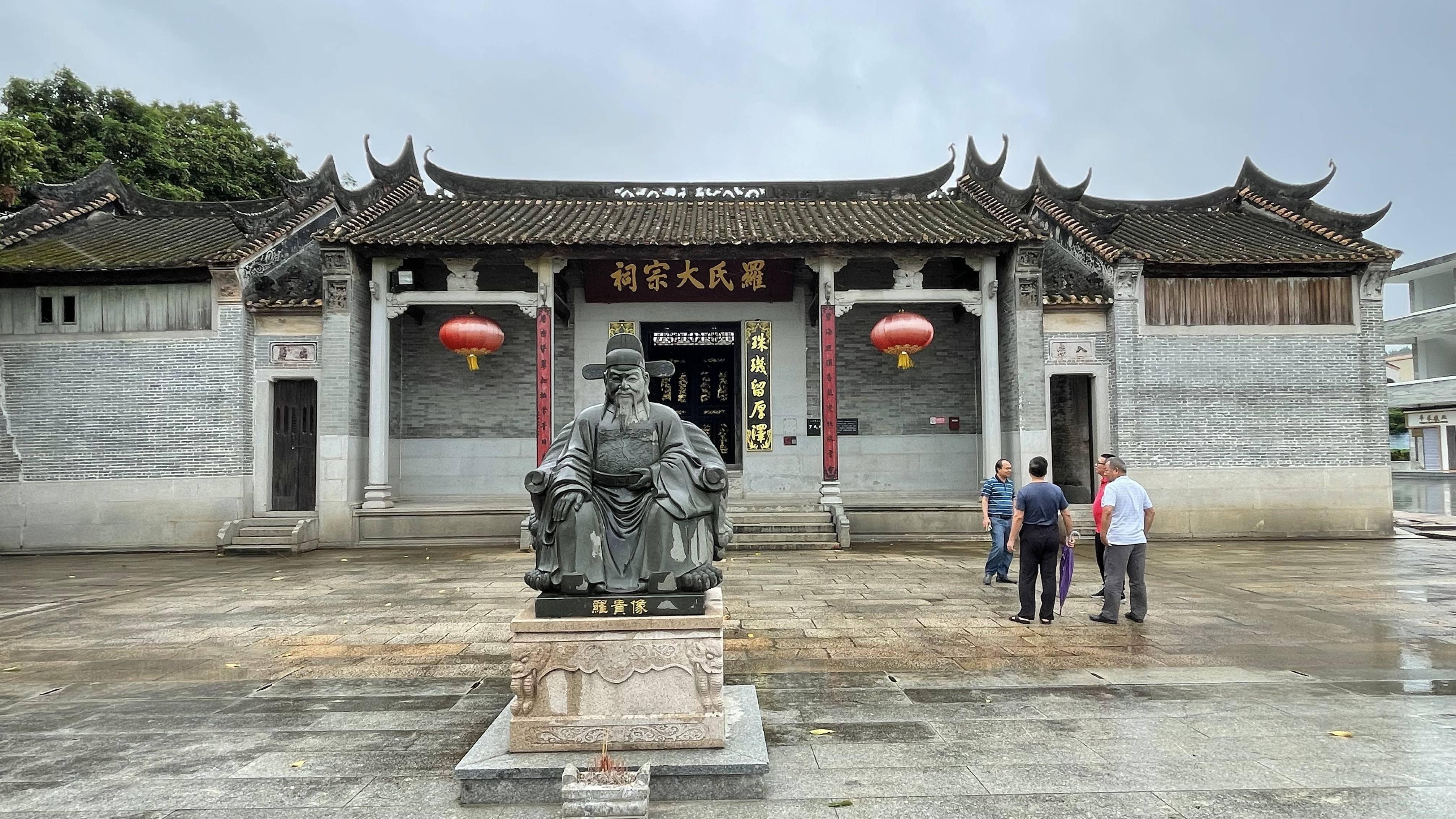 良溪村党总支部书记,村委会主任罗志光带领大家参观了良溪牌坊,青云路