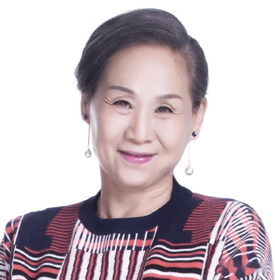 最贵女配角苇青60岁进入演艺圈73岁票房百亿穿衣大方气质很优雅