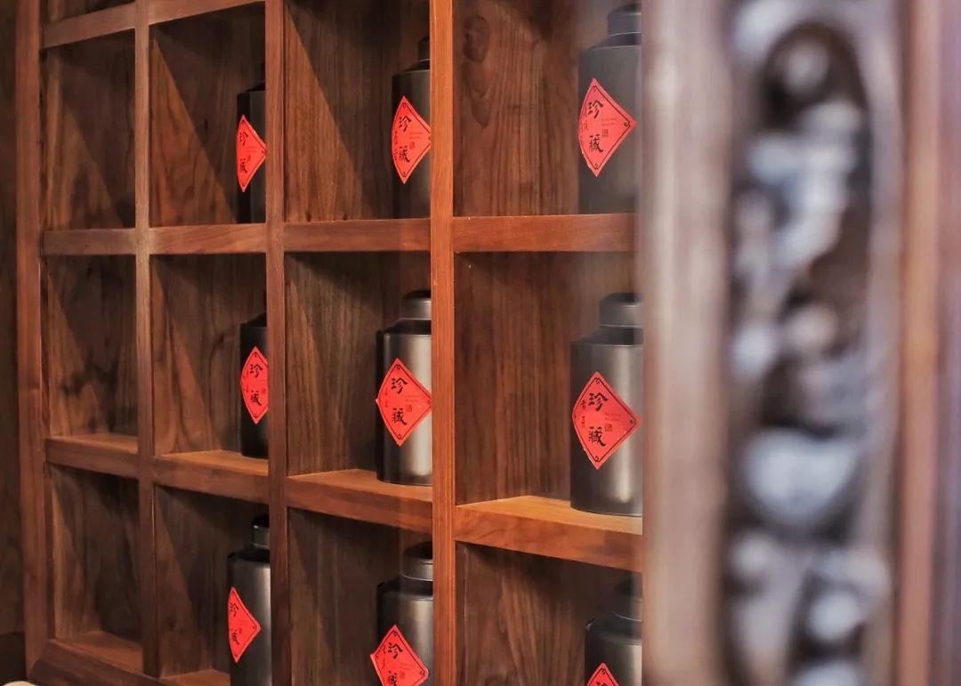 小茶姑娘的餐厅放在西姚宅的大厅,大厅两侧的柜子上放着很多酒坛,正