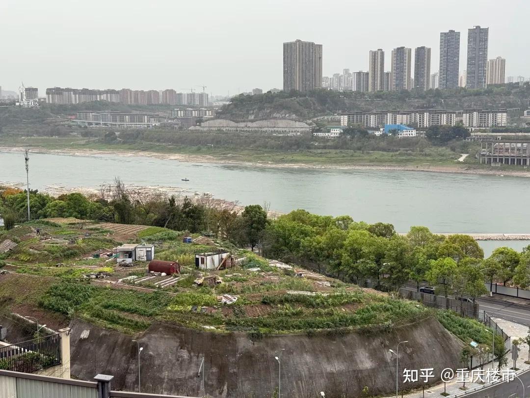 唏嘘！重庆巴滨路大型商业开发多年仍是荒地，能否等来曙光？ - 知乎