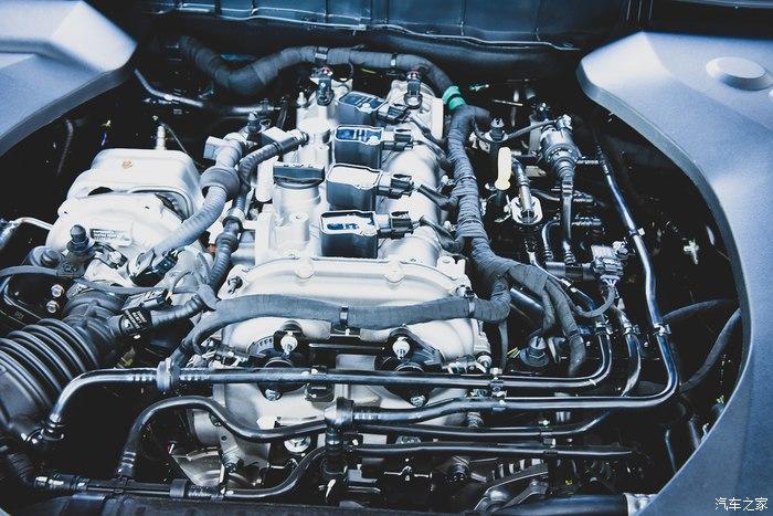 红旗h9搭载的七速双离合自动变速箱,前后悬架都采用了独立悬架,前悬架