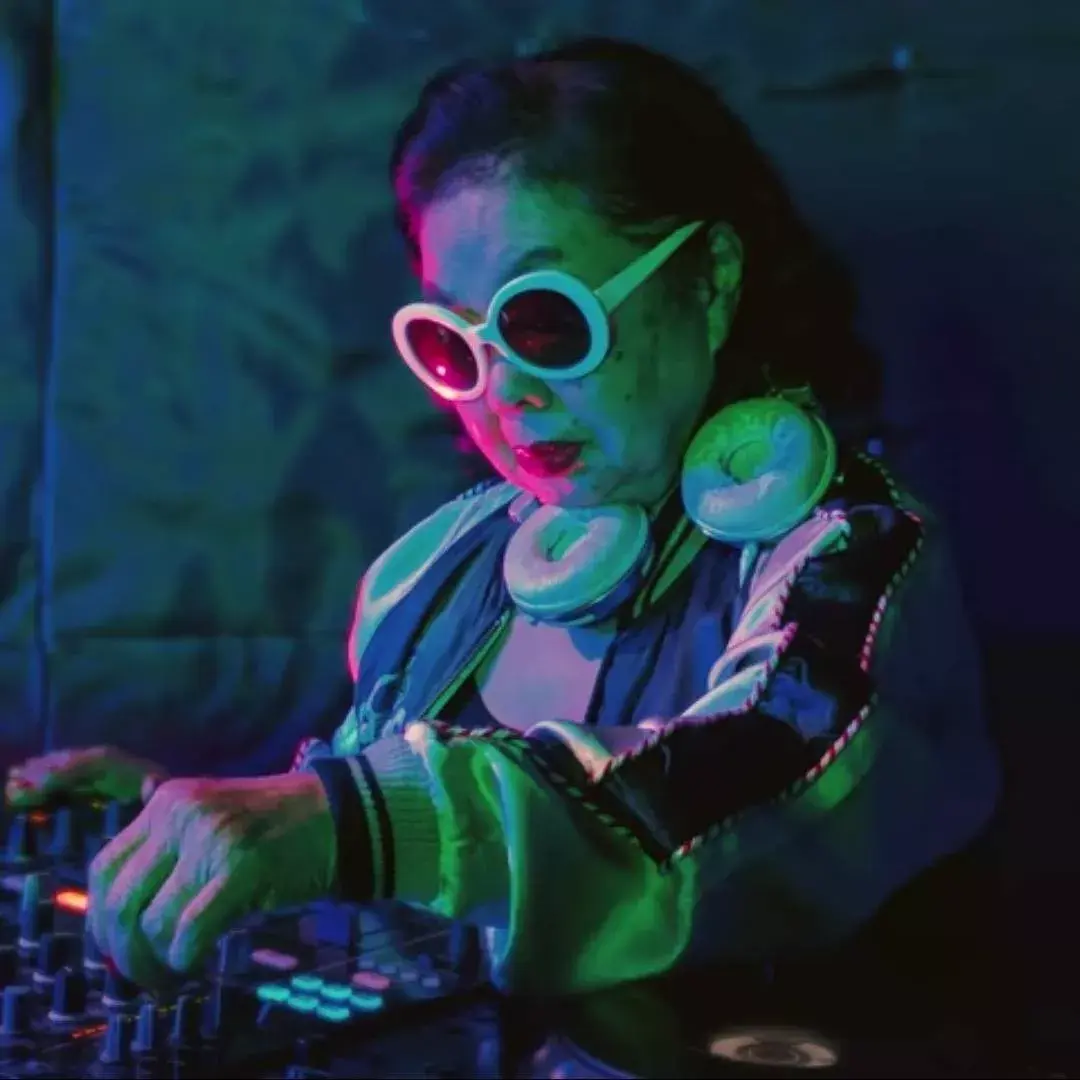 84岁日本老奶奶白天卖饺子凌晨泡夜店化身dj女王开挂的人生简直太硬核